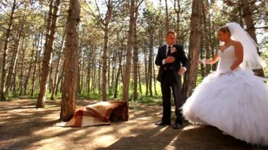 Yeni evliler ormanda yürümek