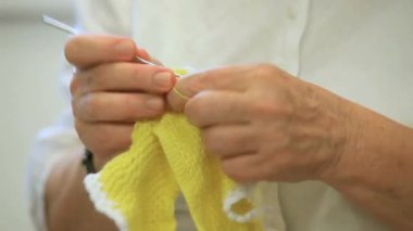 El yapımı yaşlı kadın