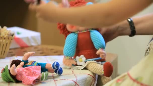 Chica jugando con muñecas — Vídeos de Stock