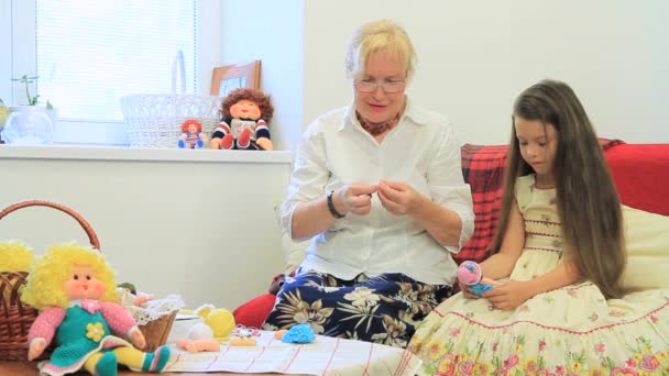 Grootmoeder haar kleindochter onderwijs — Stockvideo