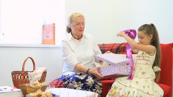 Chica abriendo un regalo — Vídeos de Stock