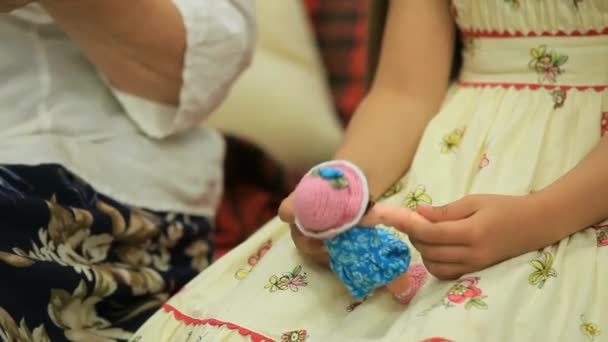 Menina com uma boneca artesanal — Vídeo de Stock