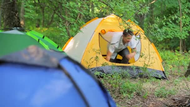 Namiot w lesie człowieka Europy zatrzymał się na noc w kempenge — Wideo stockowe