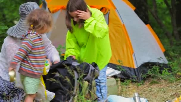 Los niños en la ciudad tienda de campaña ordenar una mochila, sacar cosas y productos . — Vídeos de Stock