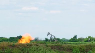 Petrol gaz üretirken petrol kuyusu içinde yanan yığın flare