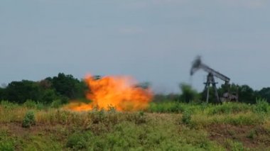 Doğal gaz üretirken petrol kuyusu içinde yanan yığın flare