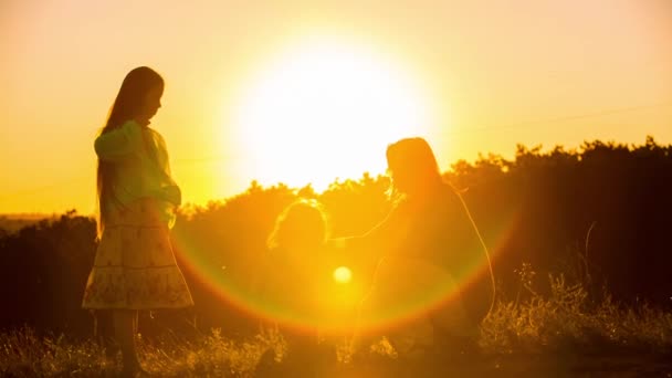 Glückliche Mutter tanzt mit Kindern bei Sonnenuntergang — Stockvideo