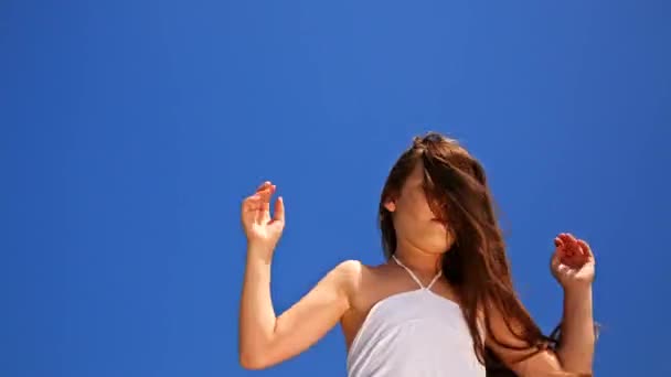 Menina feliz pulando no céu azul — Vídeo de Stock