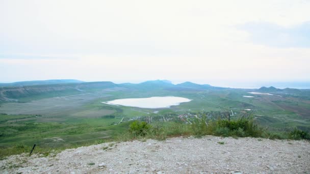 Engebeli arazi keşfetmek Mountainbiker — Stok video