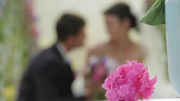 Mariage sur le fond flou 