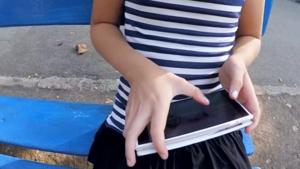 Lenteur de la motion. Jeune fille jouant sur votre smartphone — Video