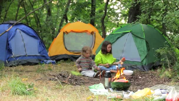 Діти, випалу зефір — стокове відео