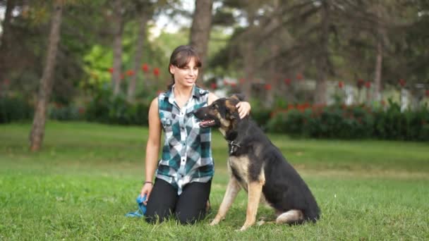 Hôtesse avec son chien — Video