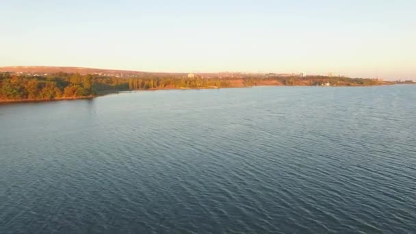 AERIAL VW. Порывистая вода из водохранилища — стоковое видео