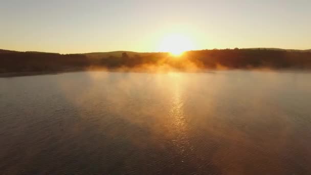 Letecký pohled. Fantastické západ slunce na vodní nádrž — Stock video