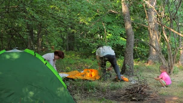Yeşil orman çadırlarda aile — Stok video