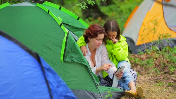 Meninas felizes assistindo fotos no smartphone na tenda — Vídeo de Stock