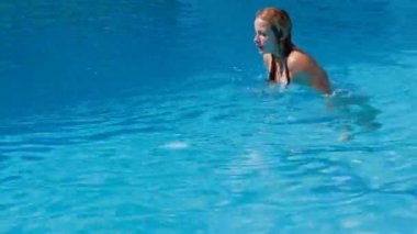 Genç kız ve yunus Yüzme Havuzu