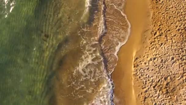 VISTA AEREALE. Onde che schizzano lungo la spiaggia in Crimea — Video Stock