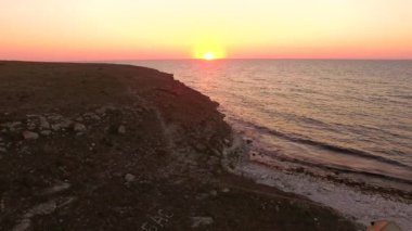 Havadan görünümü. Gün batımında, Crimea Tarkhankut plaj kıyısında çadır