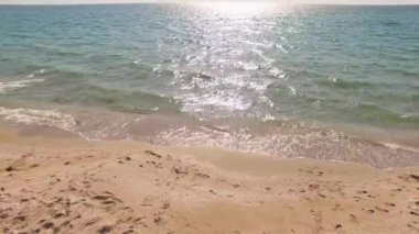 Havadan görünümü. İki çocuk denize çalışan mutlu anne