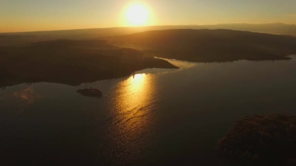 空撮。夕方には貯水池の上輝く太陽 — ストック動画