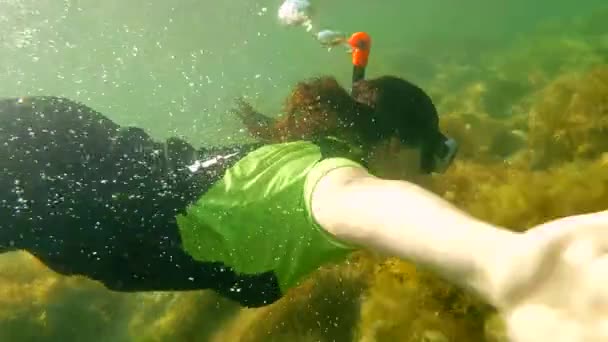 Lento movimiento. Una chica atractiva nadando bajo el agua — Vídeos de Stock