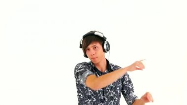 Genç adam dans kulaklık