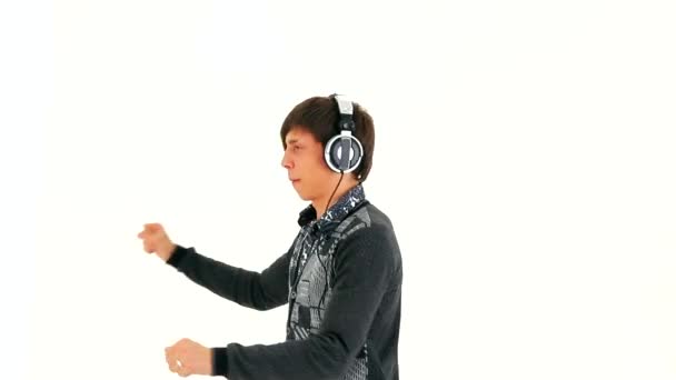 Jonge Man in hoofdtelefoon dansen — Stockvideo