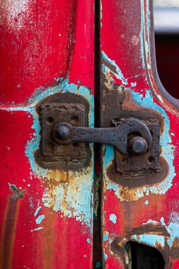 cerradura de camioneta abandonada y oxidada  