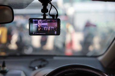 Kapalı devre kamera kabinin içindeki arabaya sürüş kaydı için takıldı..