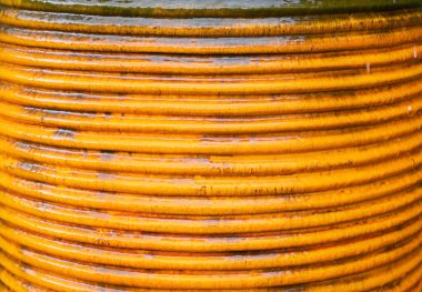 Turuncu yüzey parlak pürüzsüz oluklara sahiptir..