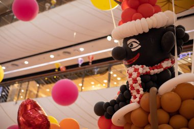 Aşk, romantizm ya da sürpriz gibi festivaller için renkli balonlar ve balonlar kullanılır..