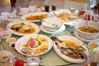 Restorandaki artıklar, kirli tabaklar, balık kemikleri ve boş tabaklar..