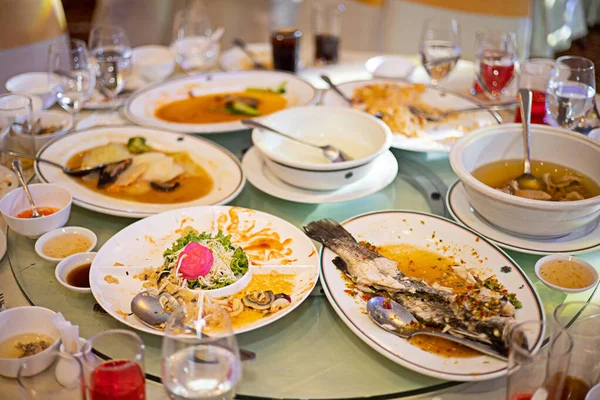 Restorandaki artıklar, kirli tabaklar, balık kemikleri ve boş tabaklar..