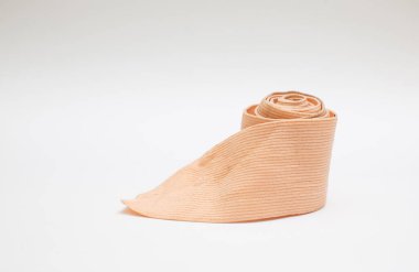 Elastik bandaj, beyaz arkaplan, kopyalama aralığı.