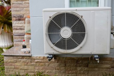 Evin dışına yerleştirilmiş klima kompresörü duvarı..