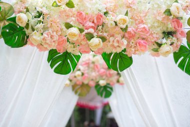 Beyaz orose tonlarında çiçeklerle süslenmiş beyaz perdeler.