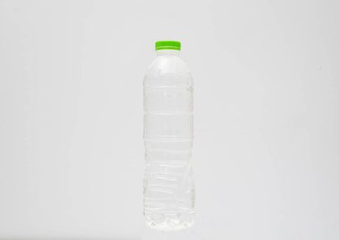 Beyaz arka planda plastik içme suyu şişesi