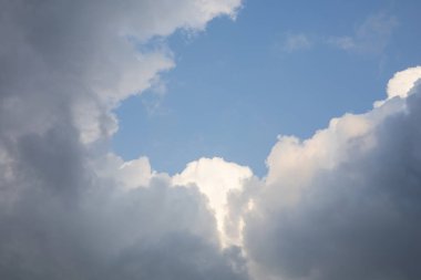 Gri gökyüzü ve çivit bir araya geldi..