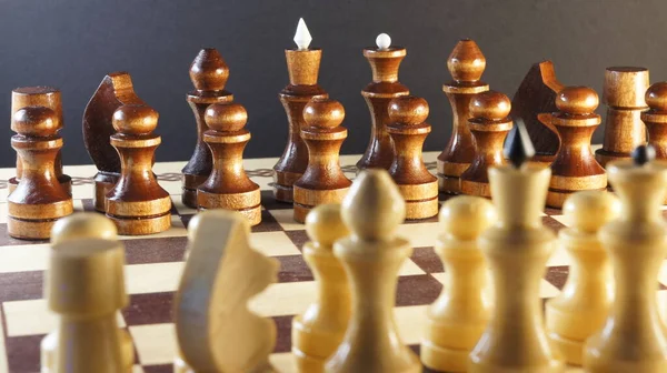 チェスゲーム チェスボード上の白と黒の部分 国際チェスデー7月20日 — ストック写真