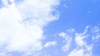 Mavi yaz gökyüzü, bulutlar. Sirk bulutları. Açık mavi gökyüzü.