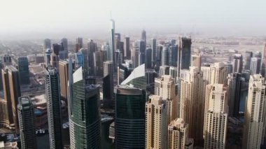 Dubai 'nin merkezindeki yüksek gökdelenler. İnsansız hava aracından görüntüle