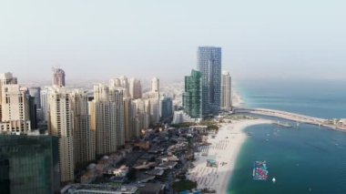 Bir kuadkopterden dikey tarama. Sahillerin ve gökdelenlerin hava görüntüleri, Dubai.