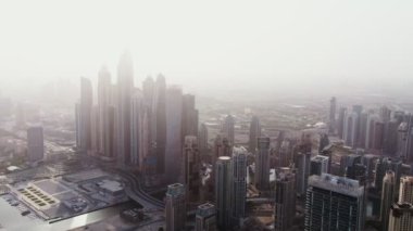 Dubai 'nin merkezindeki yüksek gökdelenler. İnsansız hava aracından görüntüle
