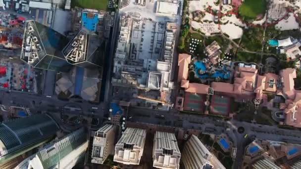 Ovanifrån av Dubai city. Flygdrönare flyger över Dubai Marina skyskrapor och stranden — Stockvideo