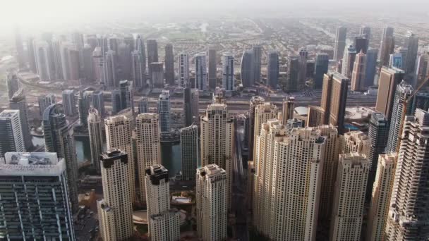 Magas felhőkarcolók Dubai központjában. Kilátás a drónról — Stock videók