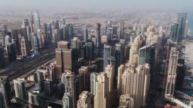 Dubai 'nin merkezindeki yüksek gökdelenler. İnsansız hava aracından görüntüle