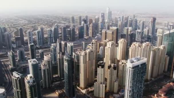 Rascacielos altos en el centro de Dubai. Vista desde el dron — Vídeo de stock