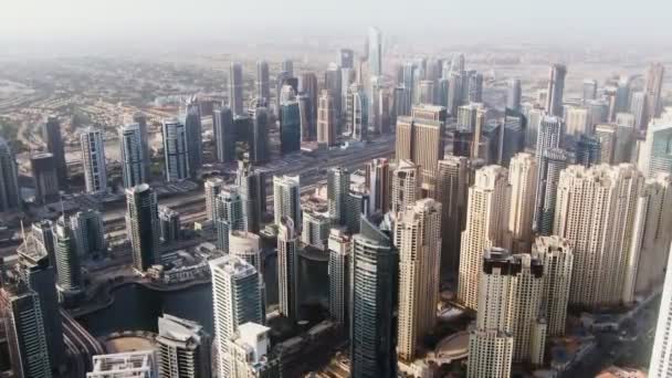 Høye skyskrapere midt i Dubai. Sett fra dronen – stockvideo